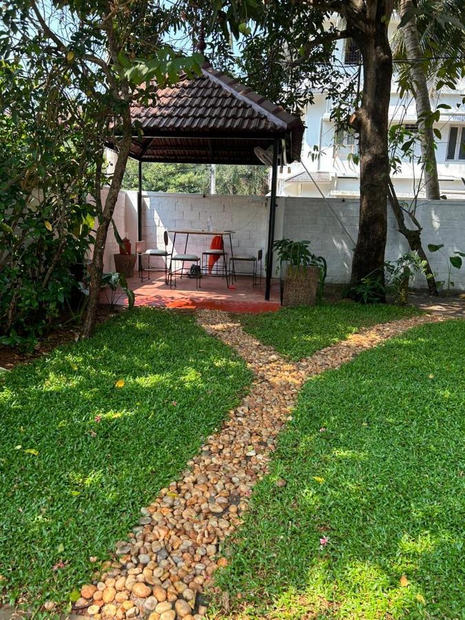 Lannister Inn Kochi Extérieur photo