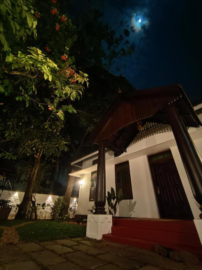Lannister Inn Kochi Extérieur photo