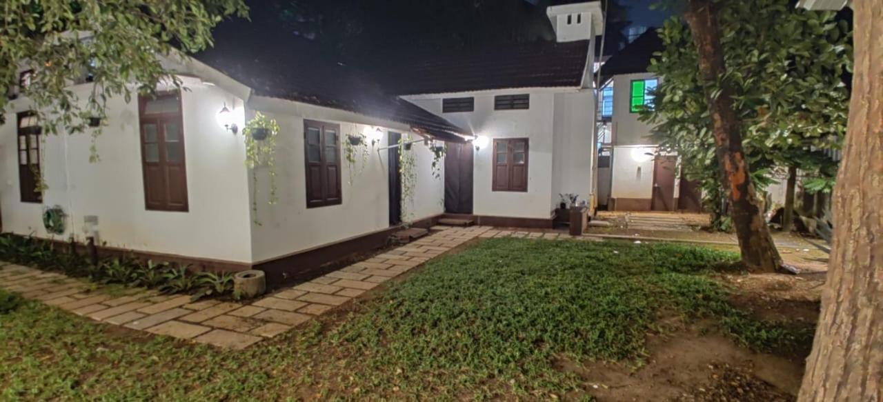 Lannister Inn Kochi Extérieur photo